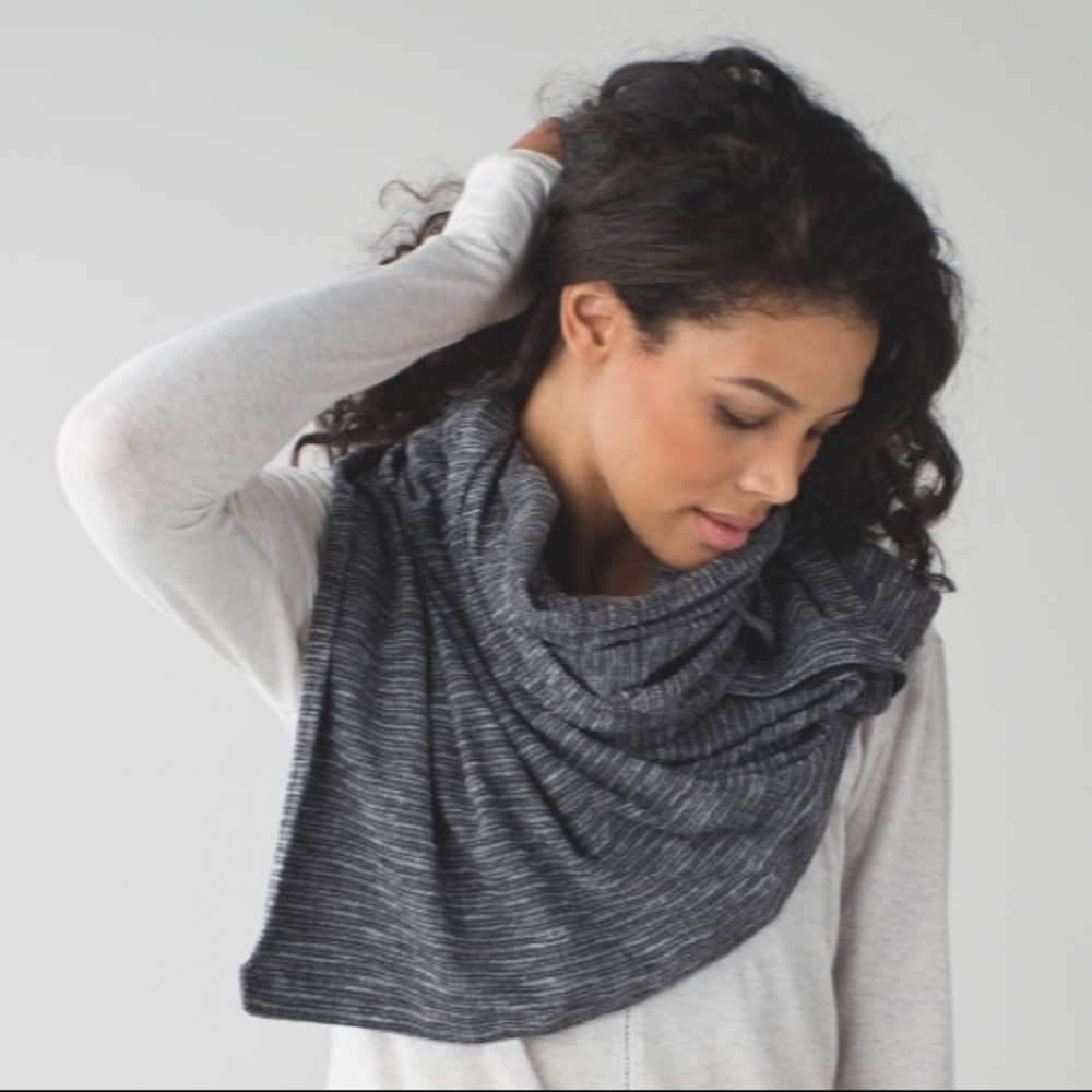Lululemon Vinyasa Scarf
Coco Pique Black White - Picture 4 of 11